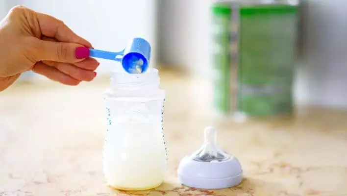 Adding formula to distilled water in the baby water bottle